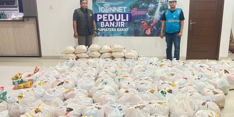 Terkoneksi dengan Hati, Sigap Menyalurkan Bantuan untuk Korban Banjir Padang