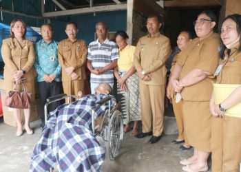 Bantuan Kursi Roda untuk Warga Penyandang Disabilitas oleh Wabup Toba