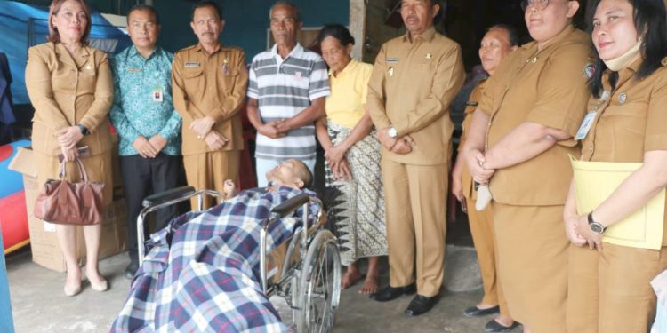 Bantuan Kursi Roda untuk Warga Penyandang Disabilitas oleh Wabup Toba