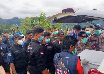 Menwa Bersama Aparat Laksanakan Pemakaman Korban Bencana di Padang