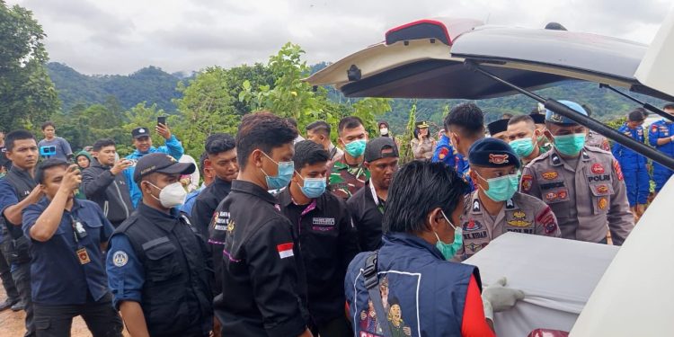 Menwa Bersama Aparat Laksanakan Pemakaman Korban Bencana di Padang