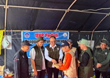 Tinjau Posko Relawan UNP di Agam Untuk Pastikan Bantuan Banjir Tersalurkan
