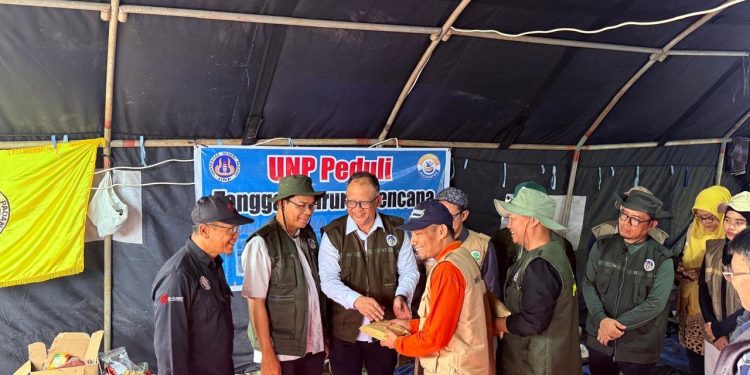 Tinjau Posko Relawan UNP di Agam Untuk Pastikan Bantuan Banjir Tersalurkan