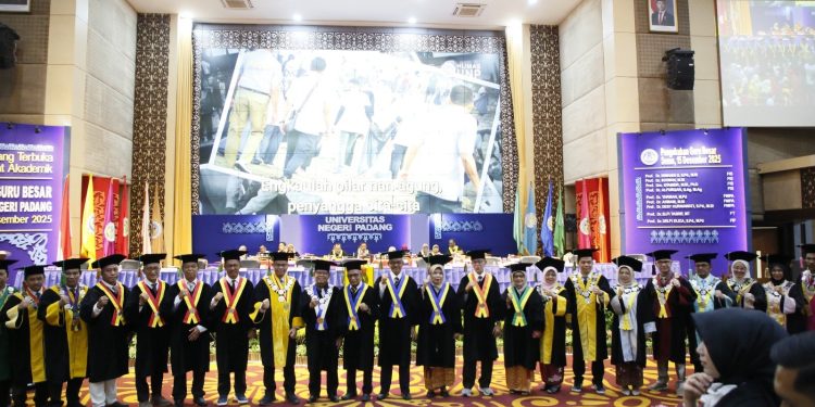 Kukuhkan Sembilan Guru Besar di UNP Kembali Dilaksanakan