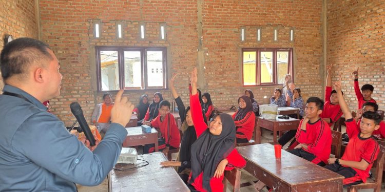 Program TJSL PLN Icon Plus Selenggarakan Edukasi Digital dan Bantuan Pendidikan di UPT SMPN 10 Tambang
