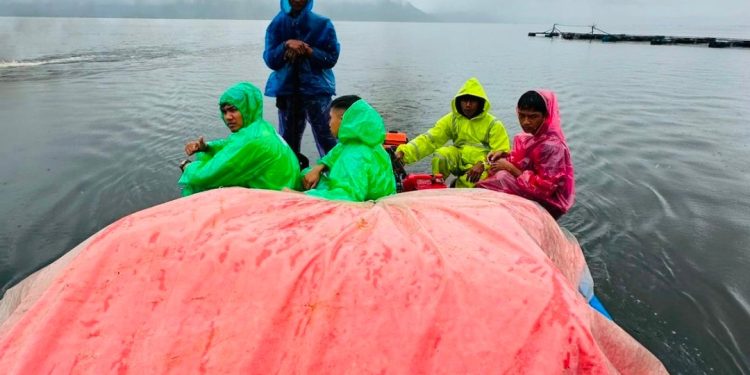 Akses Darat Terputus, Bantuan Dikirim Lewat Jalur Air ke Sungai Batang Maninjau