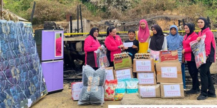 Bhayangkari Pulau Taliabu Peduli dan Bantu Warga Korban Kebakaran