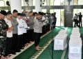 Kapolda Sumbar dan Forkopimda Agam Adakan Shalat Jenazah Korban Bencana