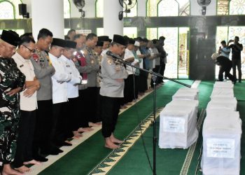 Kapolda Sumbar dan Forkopimda Agam Adakan Shalat Jenazah Korban Bencana