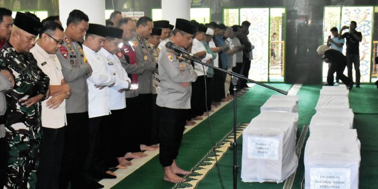 Kapolda Sumbar dan Forkopimda Agam Adakan Shalat Jenazah Korban Bencana