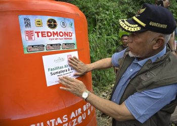 Pemasangan Pipanisasi Air Bersih Pascabanjir Bandang di Tanah Datar Hadir Mahyeldi