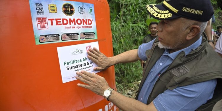 Pemasangan Pipanisasi Air Bersih Pascabanjir Bandang di Tanah Datar Hadir Mahyeldi