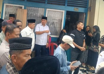 Anggota DPRD Agam Dr. Yopi Melawat Rumah Duka Camat Palembayan