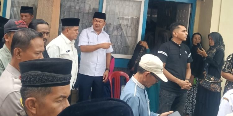 Anggota DPRD Agam Dr. Yopi Melawat Rumah Duka Camat Palembayan