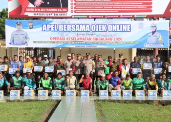 Ojek Online Gelar Apel di Polres Pasbar dengan Peserta Puluhan Orang