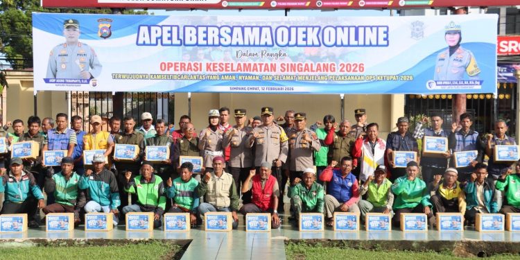 Ojek Online Gelar Apel di Polres Pasbar dengan Peserta Puluhan Orang