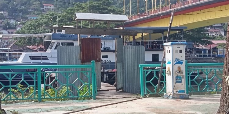 Kapal Sandar di Muara Batang Arau, Kawasan Surfing Menjadi Sorotan