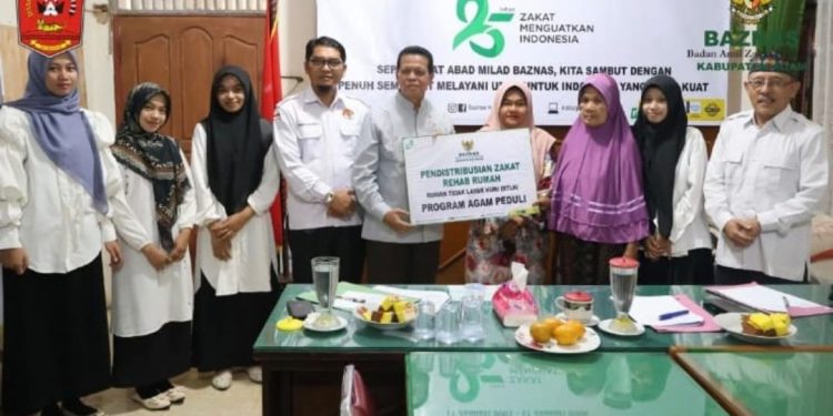 Salurkan Bantuan RTLH Rp25 Juta untuk Warga Palembayan oleh Isman Imran